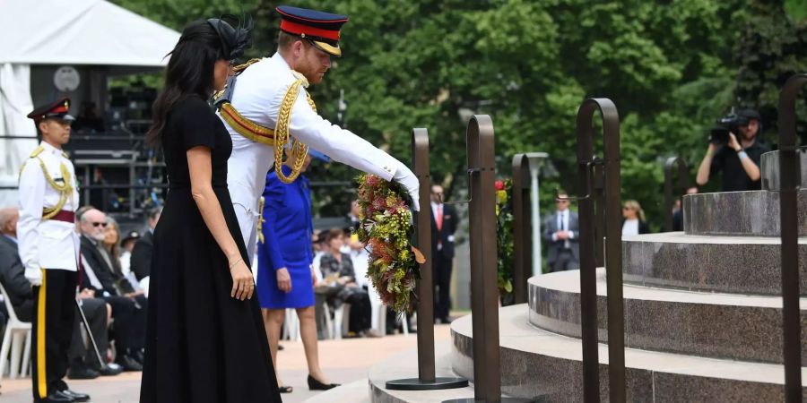 Prinz Harry und seine Frau Meghan, die Herzogin von Sussex legen einen Kranz an das Anzac Memorial im Hyde Park in Sydney, Australien.