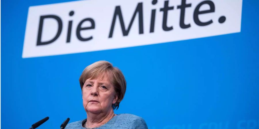 Angela Merkel, Bundeskanzlerin und Vorsitzende der CDU, äussert sich bei einer Pressekonferenz nach den Sitzungen von Präsidium und Bundesvorstand der CDU im Konrad-Adenauer-Haus zur Landtagswahl in Hessen.