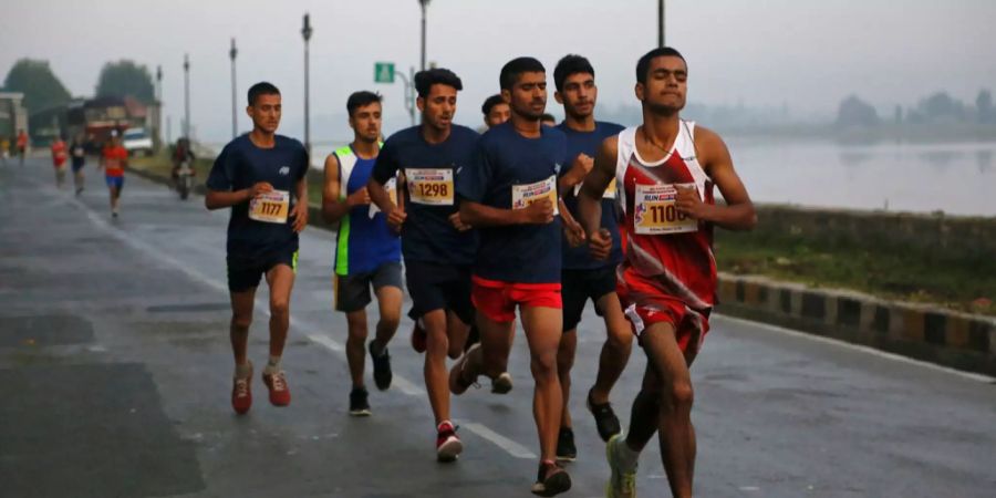 Menschen rennen bei einem Marathon in Srinagar, Indien um die Wette.