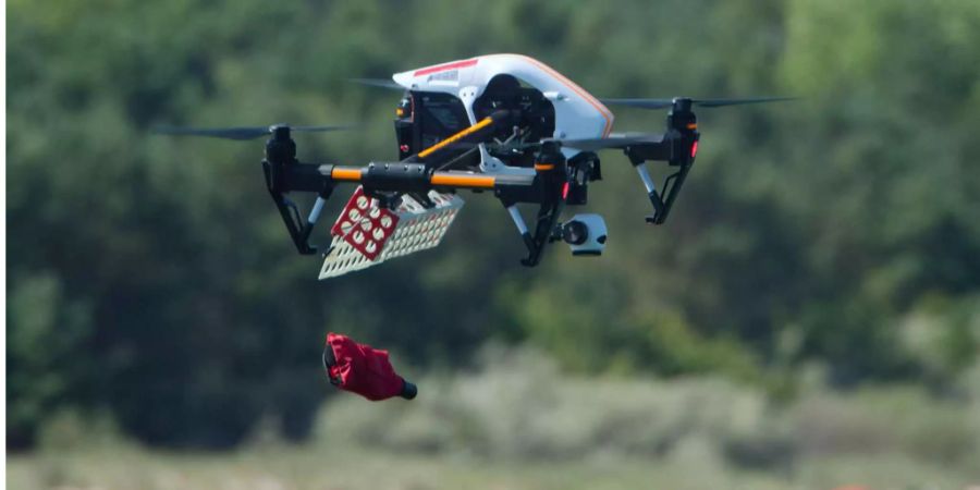 Ein Rettungscopter der DRK-Wasserwacht fliegt am Strand der Insel Usedom.  (Symbolbild)