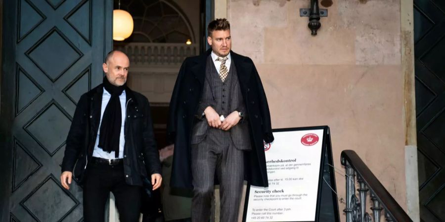 Nicklas Bendtner verlässt mit seinem Anwalt den Gerichtssaal.