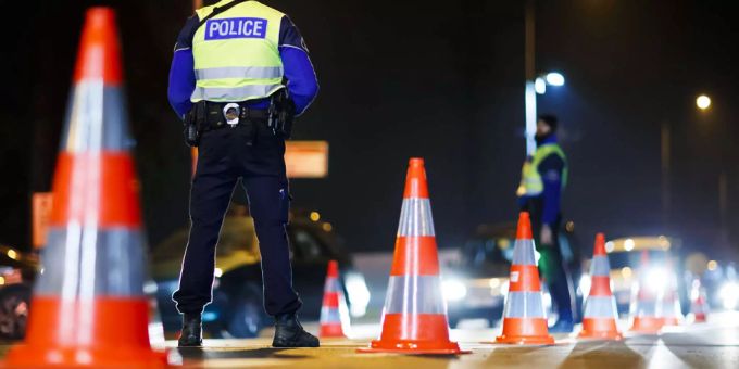 Zwei Polizisten bei Grosskontrolle auf der Strasse. Grosskontrolle Polizei