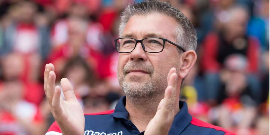 Urs Fischer applaudiert im Spiel zwischen Union Berlin und St. Pauli.