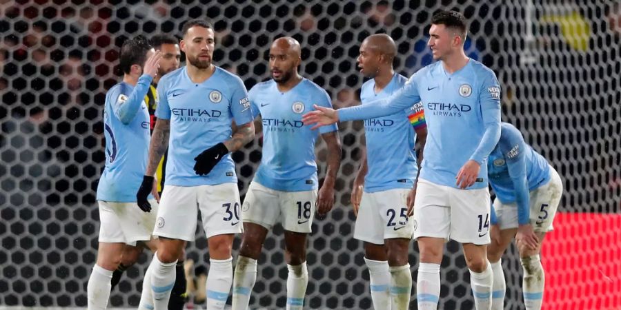 Die Spieler des englischen Top-Vereins Manchester City feiern den 2:1-Sieg gegen FC Watford.