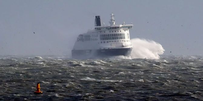 Eine Fähre legt bald in Dover an.