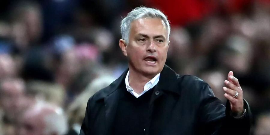 Manchester United-Manager José Mourinho gestikuliert am Seitenrand.