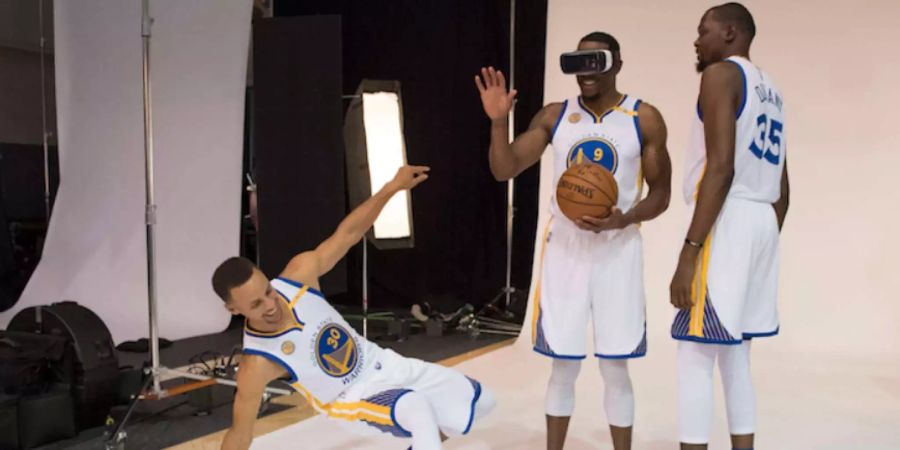 Die Basketballer der Golden State Warriors experimentieren mit einer VR-Brille herum.