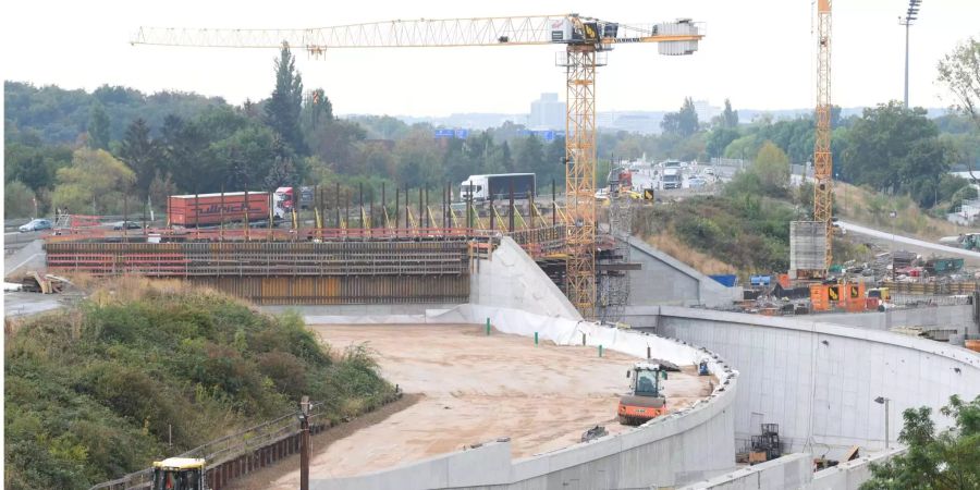 Blick auf die Grossbaustelle am Autobahndreieck Erlenbruch an der Frankfurter Ostumgehung A 661.