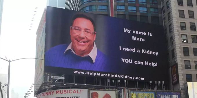 New York - Mann sucht am Times Square nach Spender-Niere