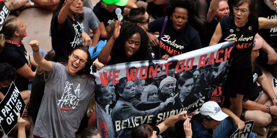 Demonstranten protestieren gegen die Ernennung des Kandidaten Brett Kavanaugh an den Obersten Gerichtshof.