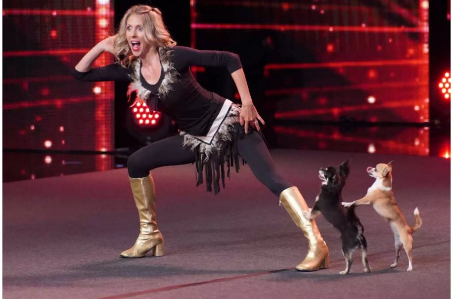 Für Karin Baumann ist es eine Freude, mit ihren beiden Hunden auf der Bühne zu performen.