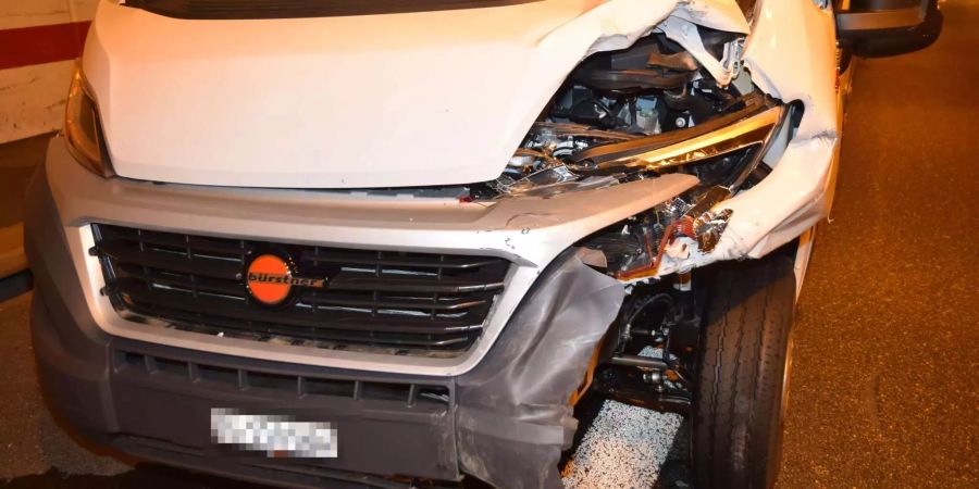 Verunfallter weisser Lieferwagen mit Schaden vorne rechts - zvg Kantonspolizei Solothurn