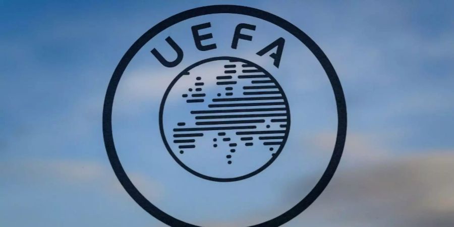 Das Uefa-Logo ziert eine Wand.