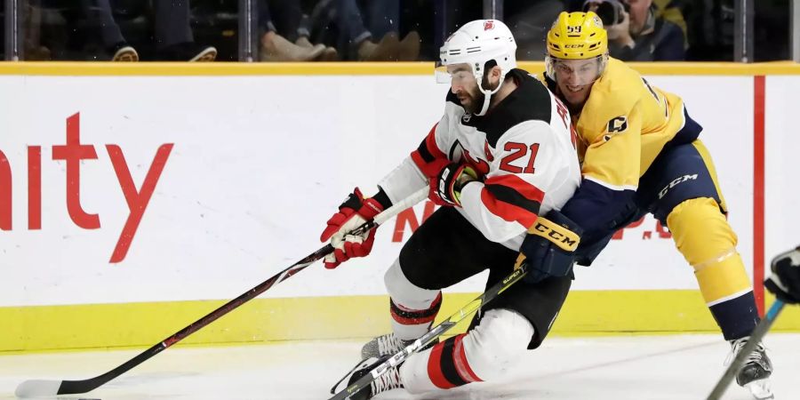 Roman josi verteidigt gegen Kyle Palmieri.