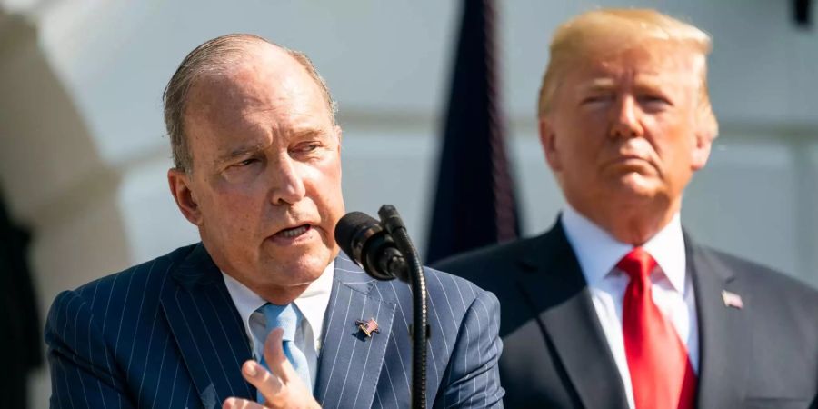 US-Präsident Donald Trump (r) hört Larry Kudlow (l), dem «Director of the National Economic Council», zu.