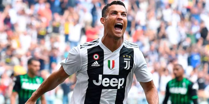Cristiano Ronaldo von Juventus jubelt über sein langersehntes erstes Tor. Cristiano Ronaldo von Juventus jubelt über sein langersehntes erstes Tor.