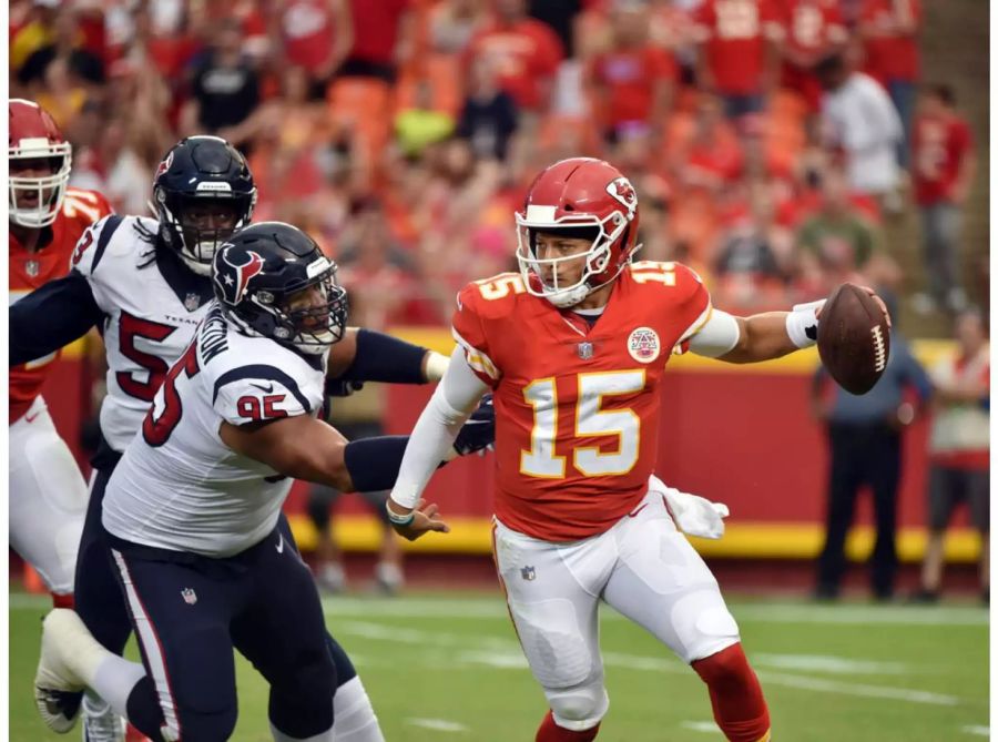 Chiefs-QB Patrick Mahomes glänzt gegen Pittsburgh mit starken sechs Touchdown-Pässen und führt sein Team zu einem 42:37-Sieg über die Steelers. In den zwei ersten Spielen kommt er jetzt auf zehn Touchdowns – und bricht damit den Rekord des Trios Peyton Manning/Drew Brees/Charley Johnson.