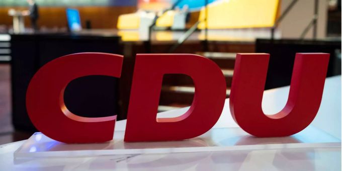 Die CSU ist die Schwesternpartei der CDU. Christlich Demokratische Union Deutschlands