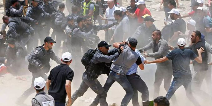 Palästinser protestieren im Westjordanland. Westjordanland