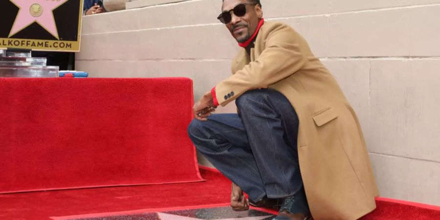 Rapper Snoop Dogg posiert auf dem Hoolywood Walk of Fame mit seinem Stern.