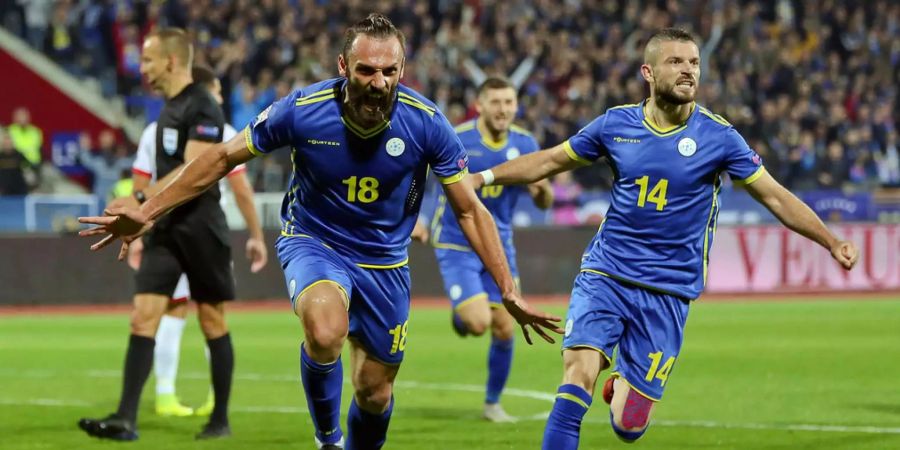 Spieler des Kosovos feiern den Aufstieg in die Gruppe C der Nations League und die damit verbundene Chance auf ein EM-Ticket.