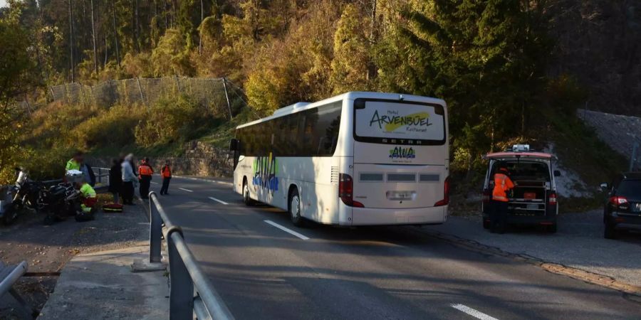 Weesen: Motorradfahrer und Businsassin verletzt