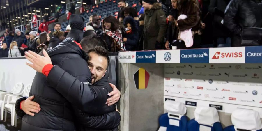 Nach dem Spiel erhält Haris Seferovic etliche Gratulationen.