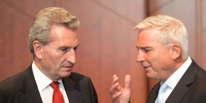 Der EU-Kommissar für Haushalt und Personal, Günther Oettinger (CDU,l) spricht beim Bodensee Business Forum mit dem Innenminister von Baden-Württemberg, Thomas Strobl (CDU).