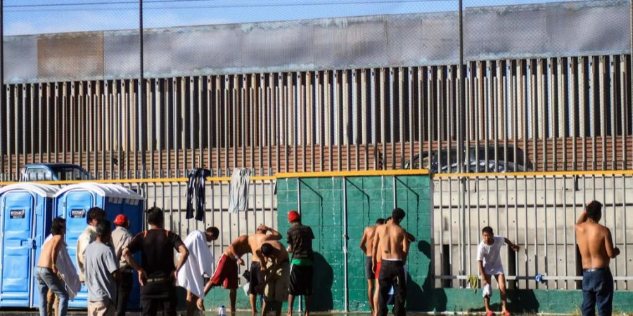 Migranten in Tijuana waschen sich in einer Unterkunft.