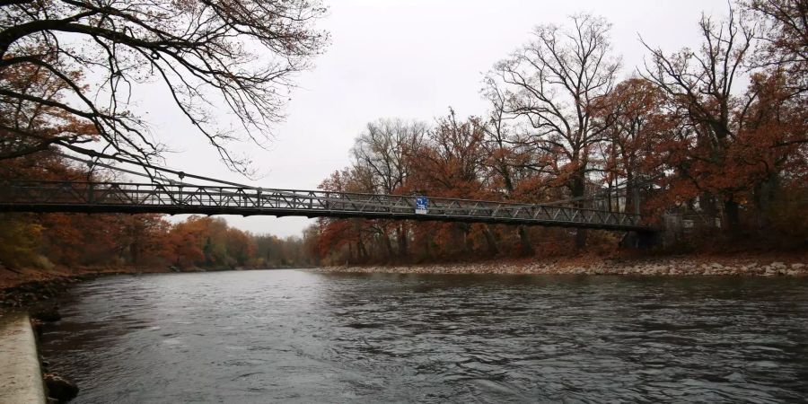 Eine Brücke über dem Fluss. (Symbolbild)