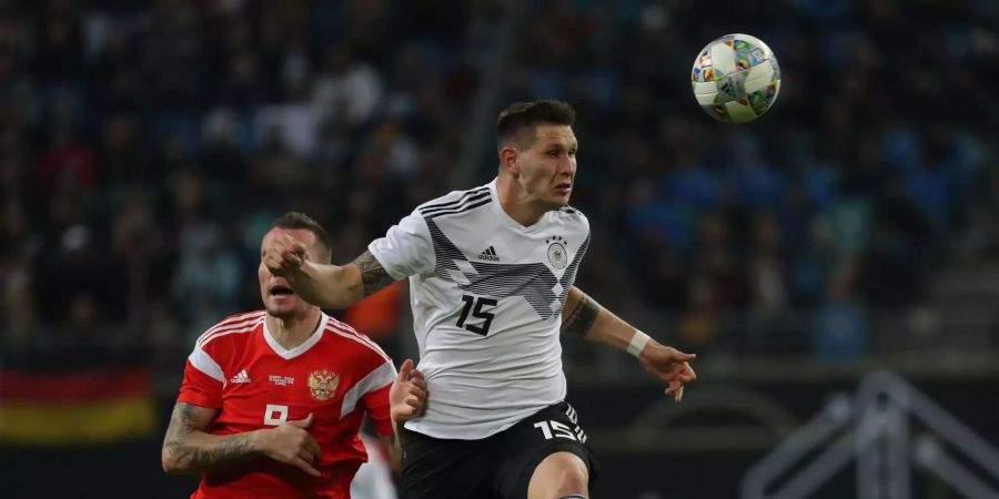 Niklas Süle (r) aus Deutschland und Anton Sabolotni aus Russland kämpfen um den Ball.