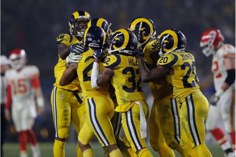Was für ein Spiel! Die LA Rams liefern sich mit Kansas ein episches Duell und gewinnen am Ende mit 54:51! Die 105 Punkte sind  Rekord für ein Monday-Night-Game, dazu kommen 14 Touchdowns, 1001 Yards – und alleine im letzten Viertel vier Führungswechsel. Nach dem Spiel sind sich alle einig: Diese Partie hätte keinen Verlierer verdient.
