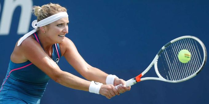 Die Schweizerin Timea Bacsinszky spielt einen Ball zurück an die Serbin Aleksandra Krunic während des zweiten Tags der US Open in Flushing Meadows (USA). Die Schweizerin Timea Bacsinszky spielt einen Ball zurück an die Serbin Aleksandra Krunic während des zweiten Tags der US Open in Flushing Meadows (USA).