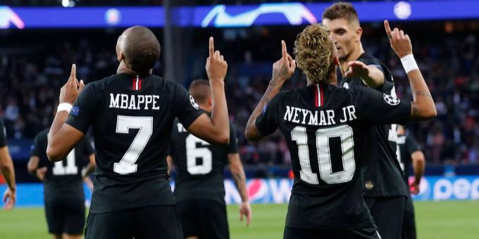Kylian Mbappé und Neymar feiern einen Treffer. Kylian Mbappé und Neymar feiern einen Treffer.