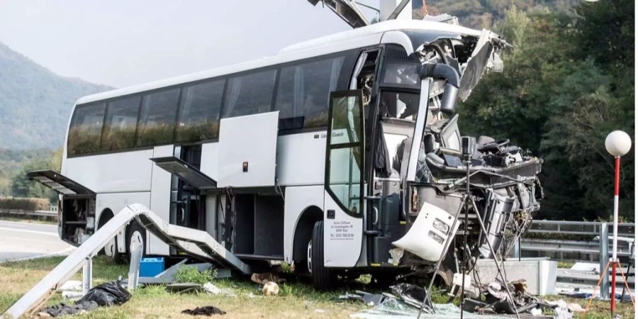 Der Car prallte in einen Pfosten.