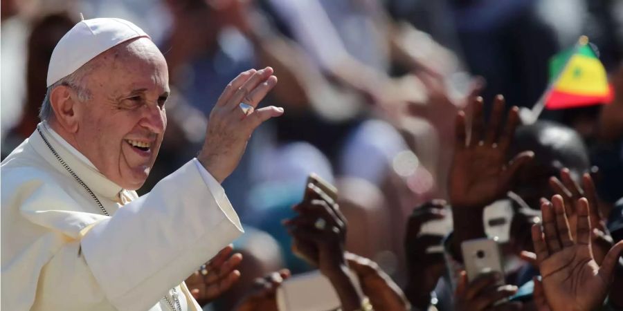 Papst Franziskus grüsst Gläubige bei seiner wöchentlichen Generalaudienz auf dem Petersplatz.