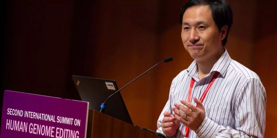 He Jiankui bei der Präsentation seiner Forschung.