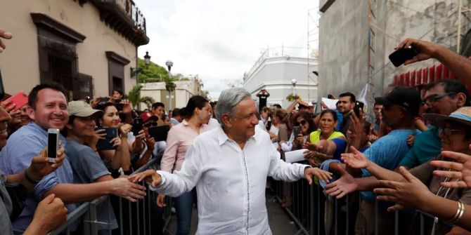 Mexikos neuer Präsident Andrés Manuel López Obrador grüsst einige seiner Unterstützer.