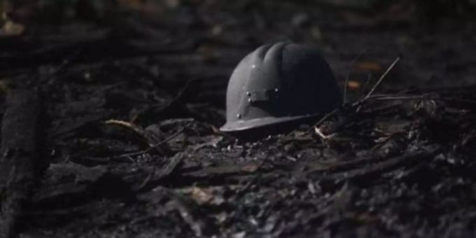 Ein Soldatenhelm liegt auf einem Waldboden voll mit Asche. (Symbolbild) Ein Soldatenhelm liegt auf einem Waldboden voll mit Asche. (Symbolbild)