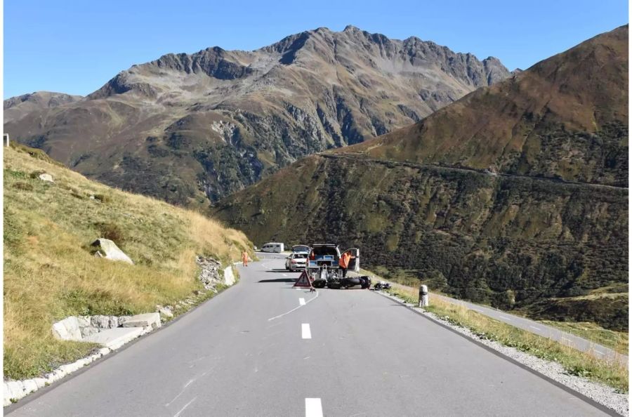 Verunfalltes schwarzes Motorrad auf einer Passstrasse - zvg Kantonspolizei Graubünden