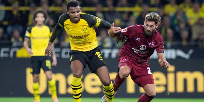 Dortmunds Manuel Akanji (l) und Enrico Valentini von Nürnberg versuchen an den Ball zu kommen. Dortmunds Manuel Akanji (l) und Enrico Valentini von Nürnberg versuchen an den Ball zu kommen.