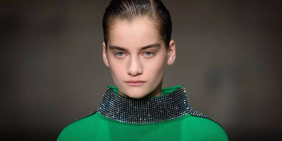 Ein Model präsentiert im Rahmen der London Fashion Week eine Kreation der Frühjahr/Sommer Kollektion 2019 von Christopher Kane.