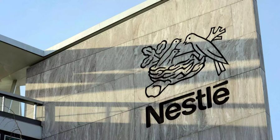 Das Firmen-Logo am Nestle Hauptquartier.