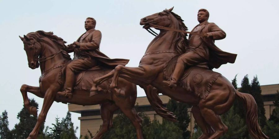 Bronzestatuen von Kim Jong Il (r) und Kim Il Sung (l) in Pjöngjang.