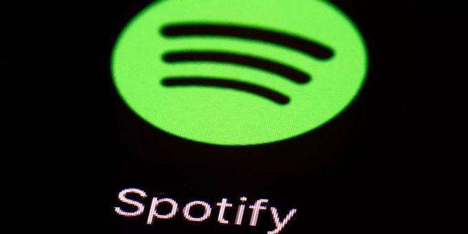 Spotify musste die Prognose der Abo-Kunden zum Jahresende senken – das schwächte die Aktie des Musik-Streamingdienstes. Die Spotify-App auf einem iPad in Baltimore, Maryland (US).