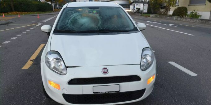 Das Auto erfasste einen Fussgänger. Das Auto steht nach einem Unfall still.