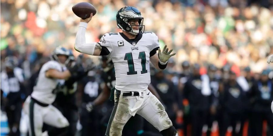 Ganz wichtiger Sieg für den Titelverteidiger: Dank dem 24:18-Erfolg über die Jacksonville Jaguars stehen die Philadelphia Eagles nun bei je vier Siegen und Niederlagen. Damit bleiben die Playoffs in der äusserst ausgeglichenen NFC weiterhin in Griffnähe. Carson Wentz sei dank: Der QB zaubert nach einem schwachen Start mit Interception und Fumble seine Offense noch zum Sieg.