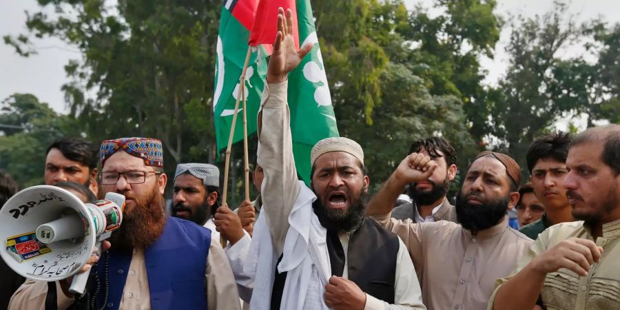 Menschen demonstrieren in Islamabad gegen den Gerichtsentscheid.