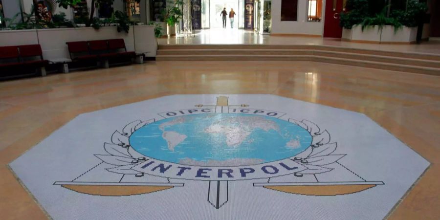 Eingangshalle des Interpol Hauptquartiers in Lyon, Frankreich.