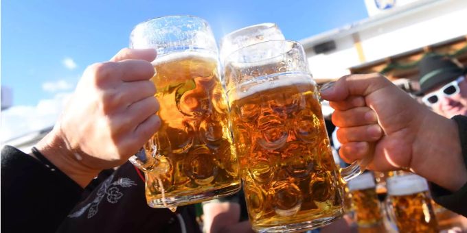 Besucher trinken beim Oktoberfest Bier. (Symbolbild) Oktoberfest Bier